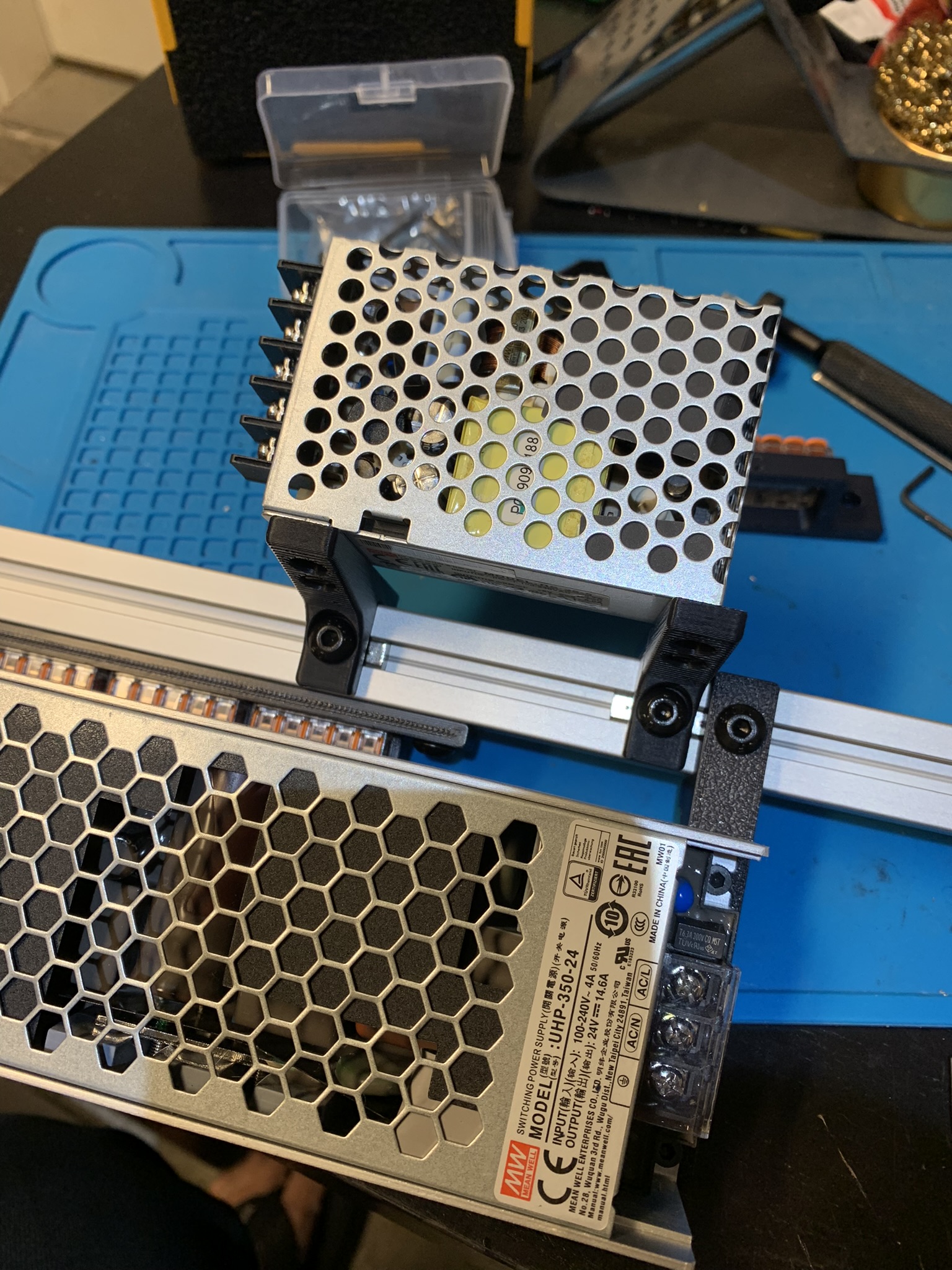 Mounts attached to the extrusion at the top